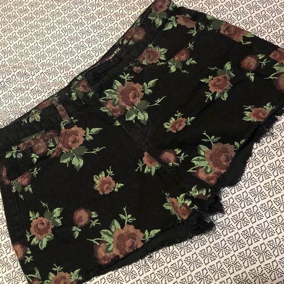Vanilla Star Pants - Flower printed shorts